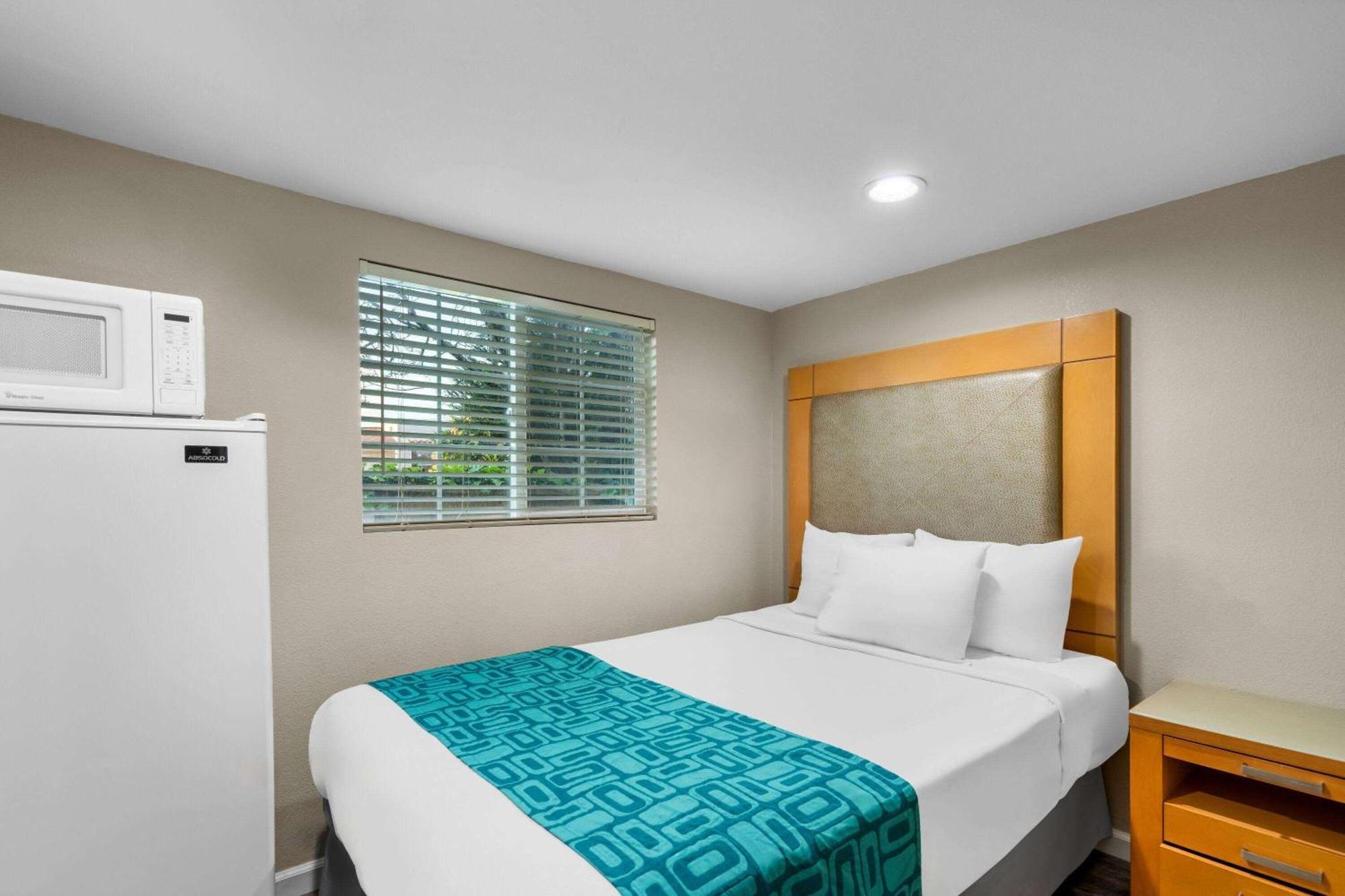 Howard Johnson By Wyndham Santa Cruz Beach Boardwalk Exterior foto